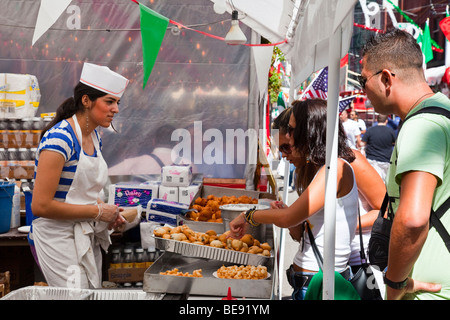 Fried Dessert Anbieter am Fest des San Gennaro Festival in Little Italy in New York City Stockfoto