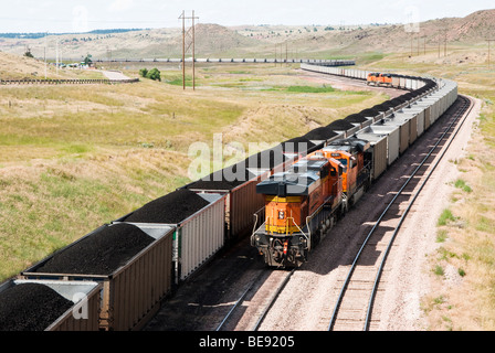 Wagen beladen mit Kohle transportiert werden, mit dem Zug vom nahe gelegenen Minen zu Kraftwerken in Wyoming Stockfoto