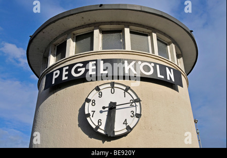 Gezeiten Sie Skala von Köln am Ufer des Rheins, Köln, Nordrhein-Westfalen, Deutschland, Europa Stockfoto