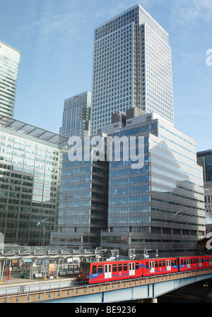 Erhöhten Hochhaus, Bankenviertel, Canary Wharf, London, England, Vereinigtes Königreich, Europa Stockfoto