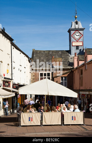 Leute sitzen in einem Straßencafé in Carlisle Stadt Zentrum, Cumbria, uk Stockfoto