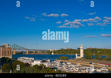 Alten Hafen von Montreal mit Jacques Cartier Brücke im Hintergrund Stockfoto