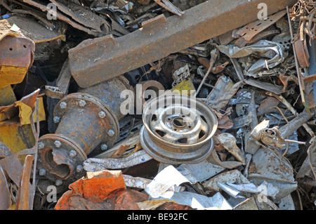 Schrott auf einem Lastkahn, DuisPort, Duisburg, Nordrhein-Westfalen, Deutschland, Europa Stockfoto