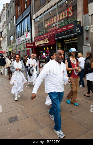 Hare-Krishna-Anhänger auf der Oxford Street, London, England, UK Stockfoto