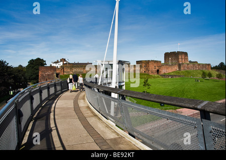 Nördlichste Stadt Englands, Carlisle. Suche entlang der Millennium Bridge in Richtung Carlisle Castle. Stockfoto