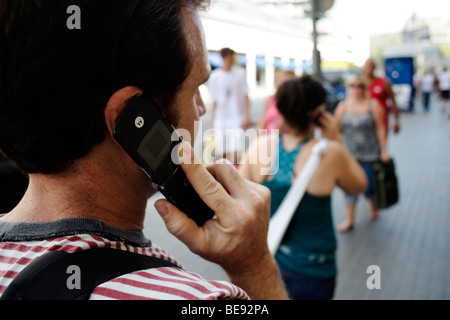 Mann mit mobile auf der Straße. Barcelona. Spanien Stockfoto
