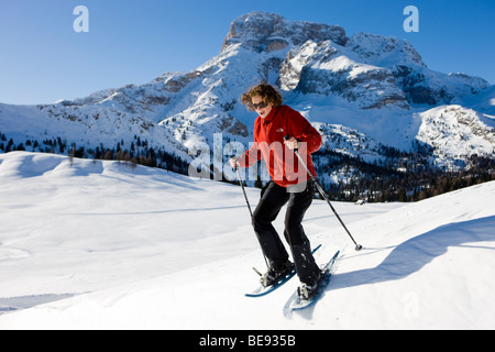 Frau, Schneeschuhwandern, in den Rücken der Berg Hohe Gaisl Zwischensprint Hochplateau, Dolomiten, Südtirol, Italien, Europa Stockfoto