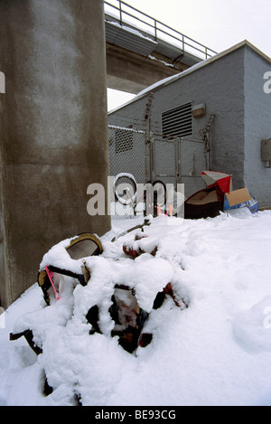 Obdachlose Person provisorischen Heim und Obdach in urbane Stadt, Nordamerika, Winter Schnee Stockfoto