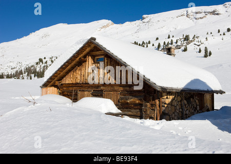 Schneebedeckte Berge lodge auf dem Hochplateau Zwischensprint auf der Rückseite der Duerrenstein Berg, Dolomiten, Südtirol, Ita Stockfoto