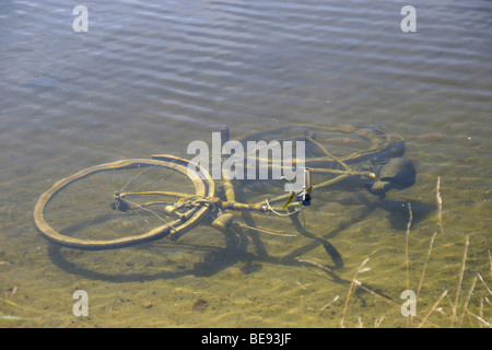 Fahrrad in einem See liegen Stockfoto