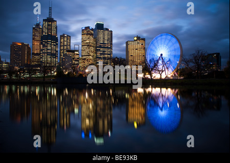 Skyline von Melbourne spiegelt sich im Wasser des Yarra River Stockfoto