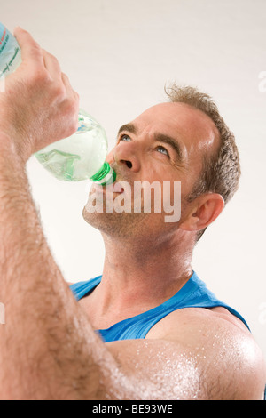 Menschen trinken eine Flasche Wasser nach dem Sport Stockfoto