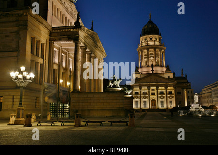 Schauspielhaus-Theater und französischen Dom am Gendarmenmarkt Square in Twilight, Berlin, Deutschland, Europa Stockfoto