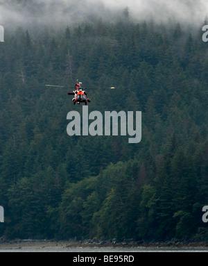 "US Coast Guard Helikopter patroulliert die Binnenwasserstraßen von Alaska." Stockfoto