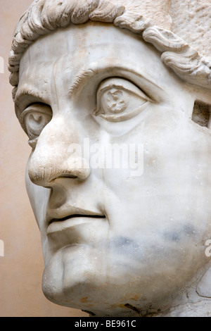 Italien Rom Lazio Rom Capitoline Museum Palazzo dei Conservatori Hof Marmor Kopf des Roman Emperor Constantine von colossus Stockfoto