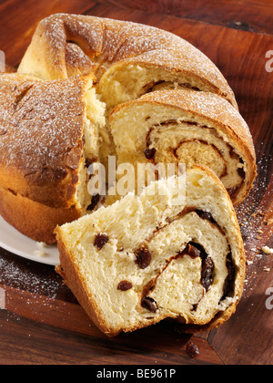 Reindling, Sandkuchen, bestreut mit Zucker, Zimt, Rosinen, Zucker und Pflaumen Marmelade Stockfoto