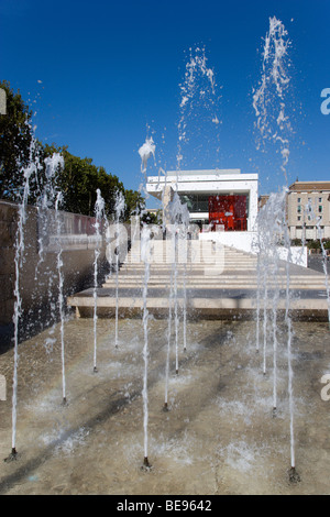 Italien Rom Lazio Wasserfontänen vor dem Ara Pacis der Altar des Friedens ein Denkmal für Kaiser Augustus Stockfoto