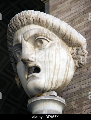 Italien Lazio Rom Vatikan City Museum ein geschnitzte Gesicht mit klaffenden offenen Mund in der achteckigen Innenhof des Schloss Belvedere Stockfoto