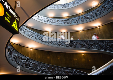 Italien Lazio Rom Vatikan Museum Touristen absteigend die spiralförmige Rampe entworfen von Giuseppe Momo Stockfoto