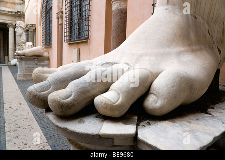 Italien Rom Lazio Rom Capitoline Museum Palazzo dei Conservatori Hof Riese Marmor menschlicher Fuß aus alten römischen Koloss Stockfoto