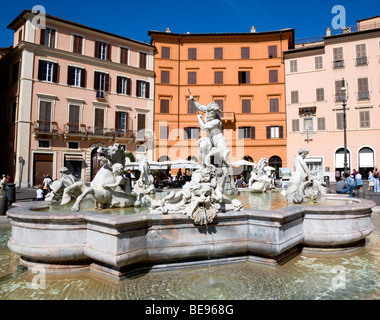 Italien Rom Latium der Neptunbrunnen oder Fontana del Nettuno in Piazza Navona mit Touristen zu Fuß vorbei an Restaurants außerhalb Stockfoto
