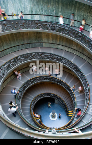 Italien Lazio Rom Vatikan Museum Touristen zu Fuß hinunter die spiralförmige Rampe Ausfahrt entworfen im Jahre 1932 von Giuseppe Momo Stockfoto