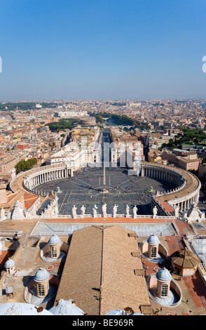 Italien Lazio Rom Vatikanstadt Ansicht von St. Peter-Platz über die Stadt in Richtung des Flusses Tiber und Castel Sant Angelo Stockfoto