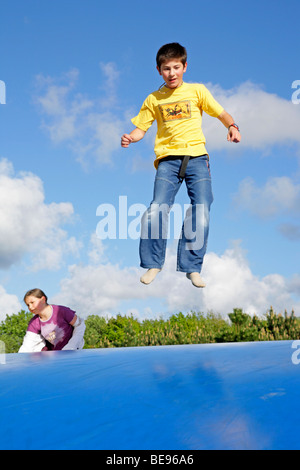 zwei Kinder springen auf eine Hüpfburg zusammen, Dänemark Stockfoto