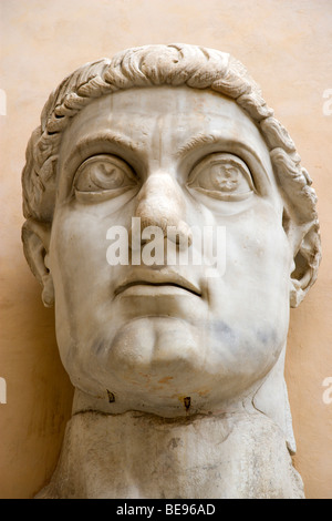 Italien Rom Lazio Rom Capitoline Museum Palazzo dei Conservatori Hof Marmor Kopf des Roman Emperor Constantine aus seinem Koloss Stockfoto