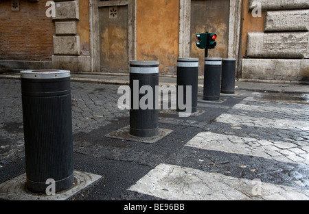 Italien Rom Lazio steigende Poller Straßenschranke und Fußgängerüberweg in der Straße mit roten und grünen Ampeln steuern. Stockfoto