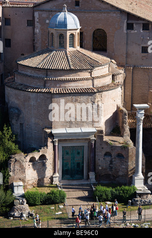 Italien Rom Lazio Touristen im Forum außerhalb der Tempel des Romulus, die im Rahmen des angeschlossenen Kirche Santi Cosma e Damiano überlebt Stockfoto