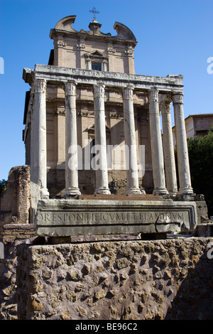 Italien Rom Lazio Barock Fassade der Kirche von San Lorenzo in Miranda errichtet am Tempel des Antoninus und Faustina im Forum Stockfoto