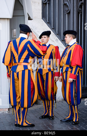 Italien Lazio Rom Vatikanstadt drei Schweizergarde im vollen Zeremoniell uniform Kleid mit zwei einander grüßen. Stockfoto