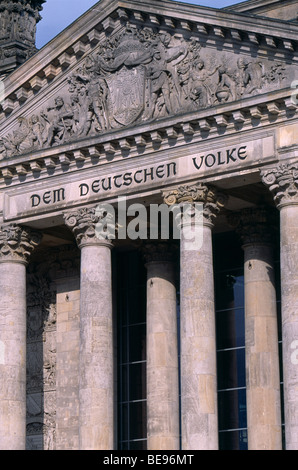 Deutschland Berlin Reichstag Sitz des Deutschen Bundestages Fassade mit Aufschrift in deutscher Sprache lesen Dem Deutschen Volke Stockfoto