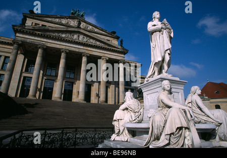 Deutschland Berlin das Friedrich Schiller Memorial Statue vor dem ehemaligen Schauspielhaus, jetzt Konzerthaus Stockfoto