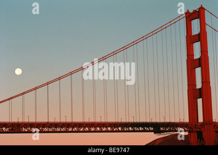 Mond Satz hinter der Golden Gate Bridge in San Francisco Bay, Kalifornien, USA Stockfoto