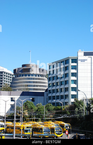 Der Bienenstock, neuseeländische Parlament, mit der Umwelt Department bauen und Wellington Busbahnhof im Vordergrund. Stockfoto