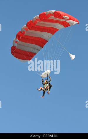 Israel, Habonim Skydive centre Tandem Jumper in den Himmel Stockfoto