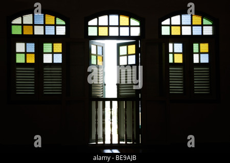 Licht, das durch alte Shop Haus Glasfenster. Stockfoto