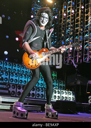 KISS - US-Rock-Gruppe mit Tommy Thayer beim Rockin The Corps-Konzert im Jahr 2005 Stockfoto