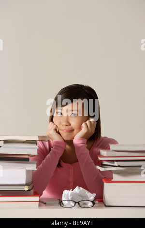junge Frau am Schreibtisch sitzen. Stockfoto
