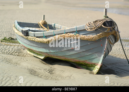 Boot in den Sand bei Ebbe Stockfoto