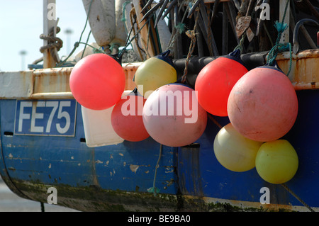 Fischkutter bei Ebbe Stockfoto