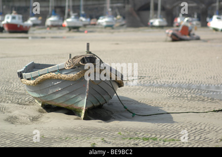 Boot in den Sand bei Ebbe Stockfoto