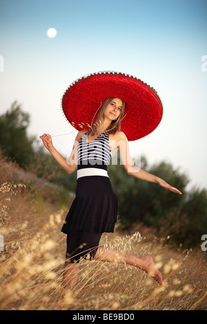 Junges Mädchen mit einem Sombrero am frühen Abend Stockfoto