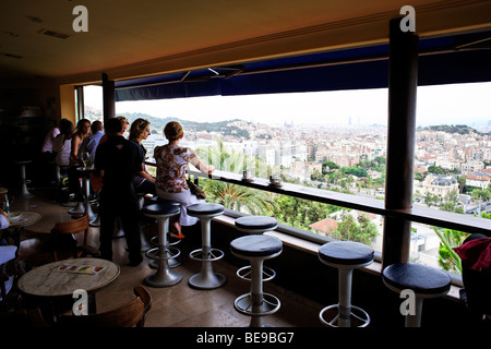 Cafe im Tribidabo mit Panoramablick über die Stadt Barcelona. Spanien Stockfoto