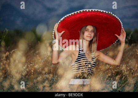 Junges Mädchen mit einem Sombrero am frühen Abend Stockfoto