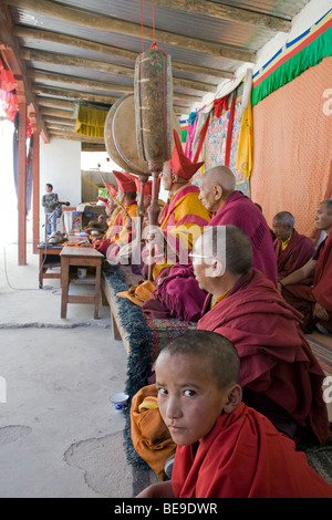 Buddhistische Mönche Schlagzeug zu spielen. Phyang Gompa Festival. Ladakh. Indien Stockfoto