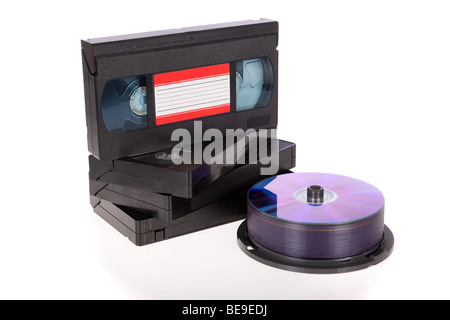Alten Video-Kassetten mit DVDs isoliert auf weißem Hintergrund Stockfoto