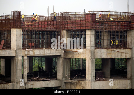 Arbeiter auf einer Baustelle ein Erweiterungsbau für die Stadt U-Bahn-Linie, in der Nähe von Nehru Place, Delhi, Indien Stockfoto